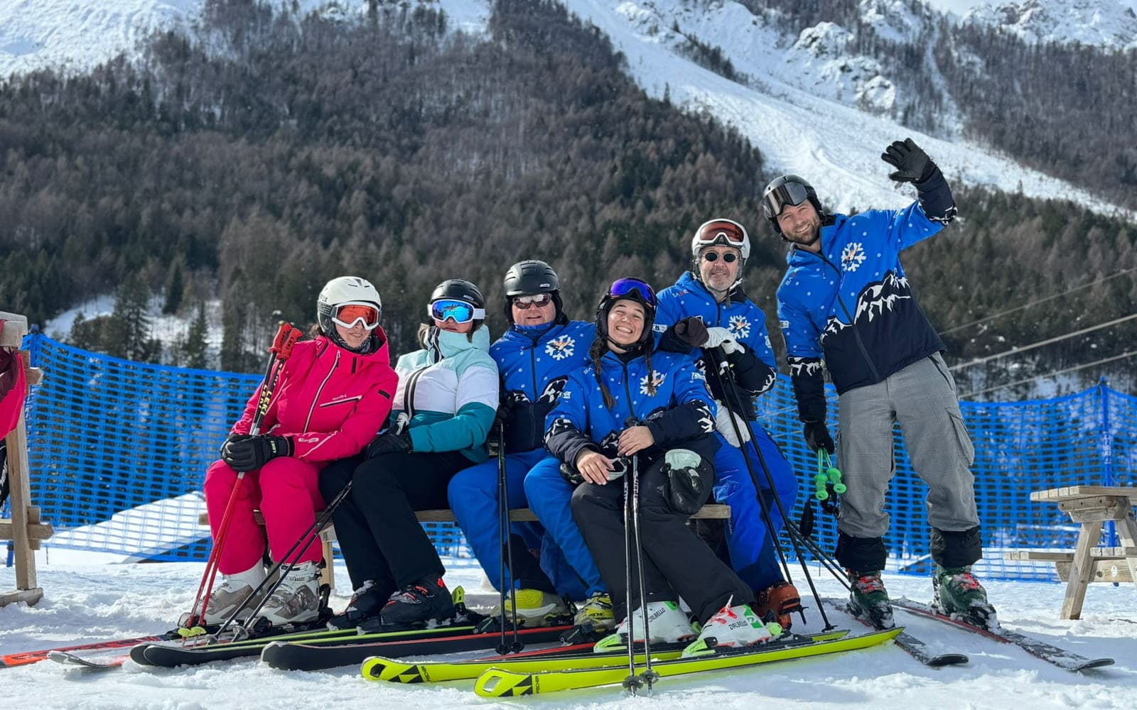 Il gruppo dei maestri e degli accompagnatori dell'associazione a bordo pista